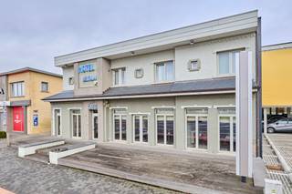 Commerciële handelsruimte/kantoor te huur op toplocatie in Sint-TruidenBent u op zoek naar een commerciële ruimte met uitstekende zichtbaarheid en...