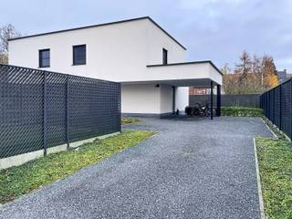 Energiezuinige villa (bj. 2022) op 584 m² in een doodlopende straat, bestaande uit een inkomhal met ingemaakte vestiaire, lichtrijke leefruimte...