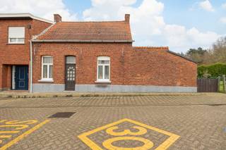 GELIJKVLOERSLeefruimte 26,5 m² op linoleum met mazoutkachel. Eetkamer 17,5 m² op linoleum. Keuken 6,5 m² op linoleum met enkele spoelbak.Eerste...