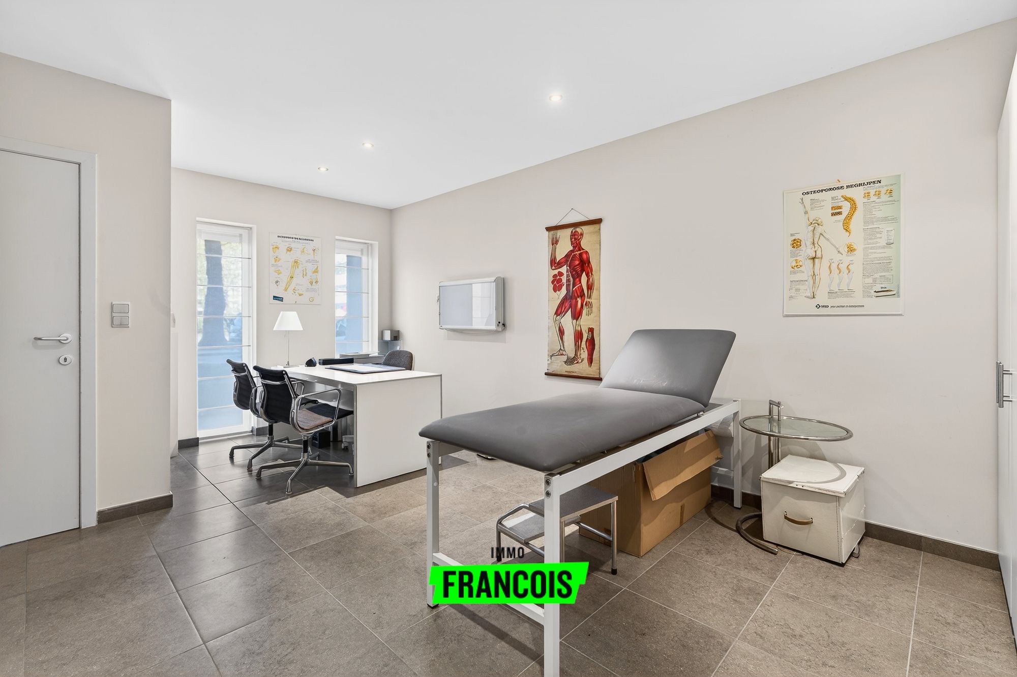 Handelsruimte op centrale ligging te Oostende, ideaal voor allerhande vrije beroepen! - foto 1