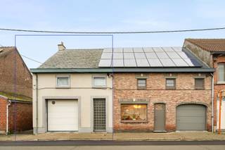 Ben je op zoek naar een gezellige woning die je nog volledig naar je hand kan zetten? GEVONDEN!!<br /><br />Op de benedenverdieping treffen we de inkomhal met apart toilet, de garage met automatische poort en de zeer lichtrijke woonkamer met mogelijkheid voor het plaatsen van een keuken. Op de eerste verdieping zijn er 4 slaapkamers aanwezig waar er ook een mogelijkheid is om een badkamer te creëren.<br />Verder is er nog een extra garage aanwezig die dienst kan doen als extra bergruimte.<br /><br />TROEVEN IN EEN NOTENDOP:<br /> - Topper in zijn prijsklasse!<br /> - Gerenoveerd in 2008!<br /> - Mogelijk als investering!<br /> - Uitstekende locatie!<br /> - Parkeermogelijkheden!<br /> - Leuke tuin!<br /><br />Meer informatie/een bezoek? Maak eenvoudig jouw afspraak op WWW.WOONVAST.BE of contacteer Jonas op 0468 19 11 62 of via jonas@woonvast.be