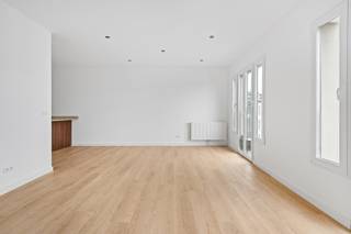 <p>Op een toplocatie middenin het kloppende hart van ’t stad – strategisch gelegen tussen Zurenborg en het bruisende centrum vind je dit spiksplinternieuw appartement terug dewelke tot in de puntjes werd afgewerkt met een oog voor stijl, detail én duurzaamheid. Zo maakte men gebruik van kwaliteitsvolle materialen met een trendy uitstraling, dit komt volledig tot zijn recht in de lichtrijke leefruimte met aangrenzend de open keuken. Men straalt hier pure luxe uit dankzij hoogwaardige toestellen, een donkere houtkleurige bekleding en een marmeren-look werkblad<br />- dit is een plek waar design en comfort perfect hand in hand gaat! Verder beschikt dit appartement over maar liefst 2 slaapkamers (13 m² &amp; 8 m²) en uiteraard een badkamer die werd uitgerust met een inloopdouche, dubbele lavabo in meubel én een praktische handdoekradiator – dit alles in een stijlvol jasje met verfijnde zwarte accenten. Als kers op de taart heb je hier toegang tot een terras van 10 m² waar je volledig tot rust kan komen in het hele stadsgebeuren.</p>
<p><strong>Verkoop onder BTW: 21 %.</strong></p>
<p><strong>Technische gegevens: </strong>Berging met aansluitingen voor was- en droogmachine + kelderberging aanwezig! EPB-dossier in opmaak.</p>
<p><strong>Stedenbouwkundige inlichtingen en bodemattest aanwezig. Bevindt zich niet in een risicozone voor overstromingen (P- en G-score D). Renovatieverplichting &amp; asbestattest niet van toepassing.</strong></p>