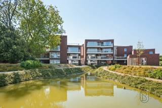 <p><span>Très joli appartement spacieux avec une chambre et une grande terrasse avec vue sur le jardin et l'étang commun comprenant un hall, un coin buanderie, une grande pièce de vie avec coin cuisine, une salle de bains équipée. Cet appartement est conçu pour PMR.</span></p>