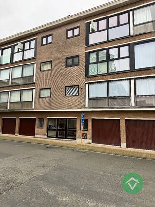 Deze charmante bemeubelde studio is gelegen in het bruisende Middelkerke en is ideaal voor wie op zoek is naar een gezellige thuis of tweede verblijf met alle nodige voorzieningen. De studio is gelegen op de 3de verdieping en is bereikbaar via de lift of trap.<br /><br />Indeling: woonkamer met open keuken, badkamer, toilet, berging - gemeenschappelijke fietsenberging.<br /><br />De ligging is ideaal, op wandelafstand van het strand en de zee, maar ook dichtbij winkels, restaurants en openbaar vervoer. Met een mooi open zicht op het Normandpark en bijna heel de dag zon kan je volop genieten. Het is de perfecte uitvalsbasis om te genieten van al het moois dat Middelkerke te bieden heeft.