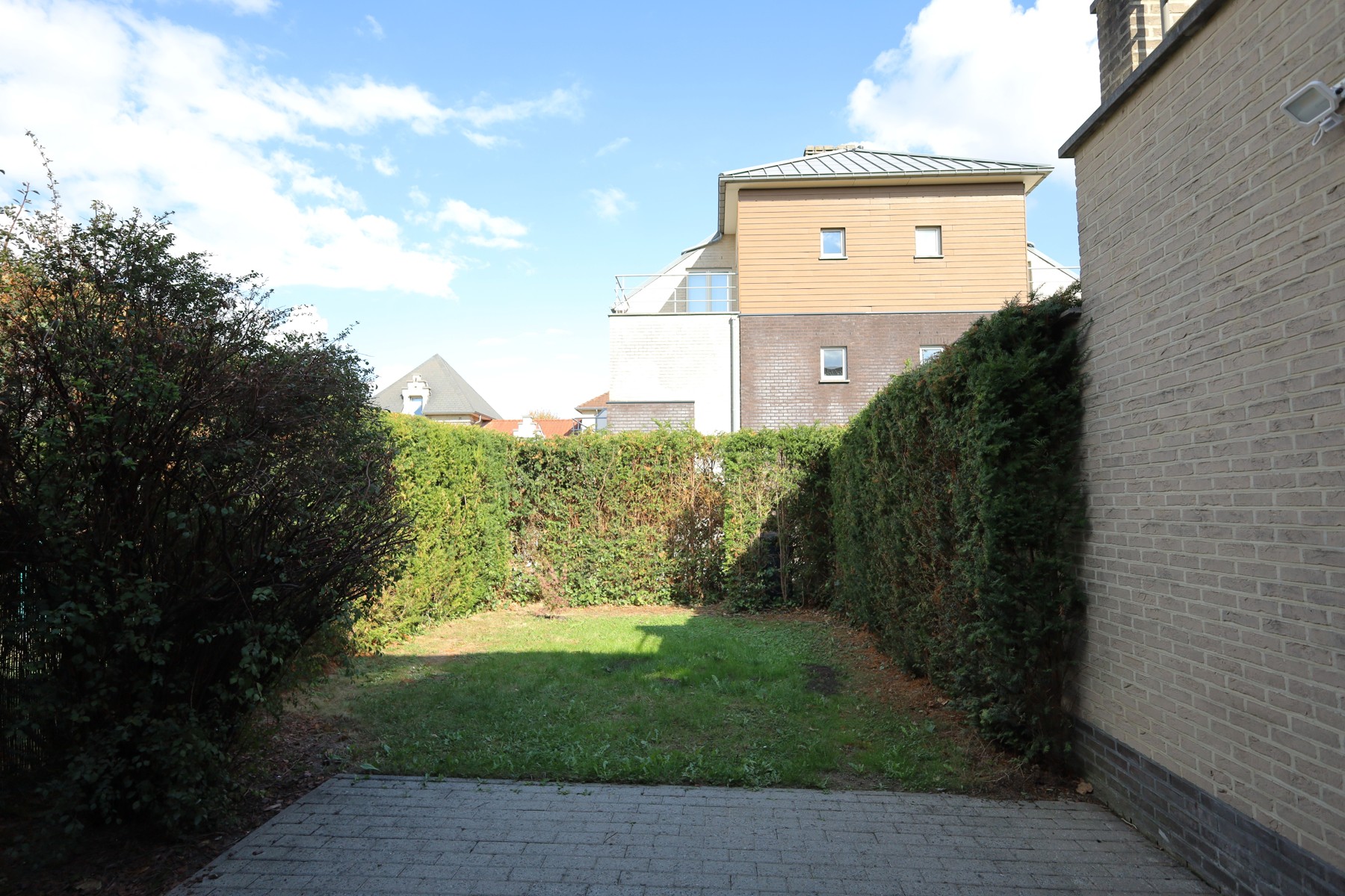 Quietly located house on a dead-end street, with 3 bedrooms, garage and garden. - photo 5