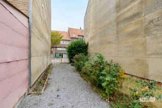 Op zoek naar een bouwgrond op een centrale locatie in Blankenberge? In de Rood-Kruisstraat 3 vind je dit perceel van 194 m², een mooie opportuniteit om een woonproject volledig volgens je eigen smaak en wensen vorm te geven.<br /><br />Het perceel maakte oorspronkelijk deel uit van de naastgelegen eigendom in de Rood-Kruisstraat 1. Voor de afzonderlijke verkoop werd reeds het nodige gedaan voor een opsplitsing. Immo Francois bezorgt je graag meer informatie over de mogelijkheden.<br /><br />Dankzij de centrale ligging woon je op korte afstand van het centrum van Blankenberge, winkels, horeca en openbaar vervoer. Een interessante basis voor wie graag zelf zijn toekomstige woonst realiseert.<br /><br />Interesse? Neem contact op met Immo Francois. Vanuit ons kantoor in Blankenberge begeleiden we je graag bij jouw vastgoedplannen in de regio.<br /><br />