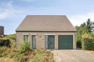 Op zoek naar een prachtige woning in de Vlaamse Ardennen? Dit ruime, vrijstaande huis uit 2002 dat we te koop aanbieden, biedt alles wat een modern gezin nodig heeft. Hier geniet je van van absolute rust zonder in te boeten op comfort.<br /><br />Wie een huis wil kopen in Ronse, zal meteen gecharmeerd zijn door de fantastische ligging van deze open bebouwing. Je woont hier op een steenworp van het prachtige Muziekbos, wat dit de ideale uitvalsbasis maakt voor wandel- en natuurliefhebbers. Ondanks deze uiterst rustige en groene locatie in Ronse, is de uitstekende bereikbaarheid een grote troef. Het openbaar vervoer bevindt zich immers vlakbij, waardoor je vlotte verbindingen hebt met de omliggende steden en gemeenten.<br /><br />Bovendien is deze eigendom die te koop staat voorzien van een grote, groene en uiterst rustige tuin waar het op elk moment van de dag heerlijk vertoeven is.<br /><br />De praktische indeling van deze instapklare woning in Ronse is als volgt:<br /><br />Gelijkvloers:<br />-een uitnodigende leefruimte met open keuken;<br />-handige wasruimte met voldoende plaats voor jouw toestellen;<br />-ruime garage voor jouw wagen en extra opbergruimte.<br /><br />Eerste verdieping:<br />-drie zeer ruime slaapkamers;<br />-comfortabele badkamer met alle nodige voorzieningen.<br /><br />Zolder:<br />-handige zolderruimte die de ideale mogelijkheid biedt voor extra stockage.<br /><br />Wil je dit unieke huis kopen en ben je benieuwd naar alle mogelijkheden ter plaatse? Aarzel dan niet en neem vandaag nog contact op met ons kantoor voor een bezoek!<br /><br />ALGEMENE INFO:<br />-perceel: 1.377 m²;<br />-bewoonbaar: 125 m²;<br />-EPC "B";<br />-3 slaapkamers;<br />-dubbel glas;<br />-geïsoleerde spouwmuur;<br />-verwarming: aardgas (nieuwe brander (2021));<br />-waterverzachter;<br />-regenwaterput (5.000L)<br /><br /><br />De eigendom wordt aangeboden via de Pre-sale formule. Op 25/08/2026 tussen 17:00 en 19:00 kan u het huis op afspraak komen bezichtigen en een bod uitbrengen. De vermelde prijs is een instelprijs. Voor meer info, gelieve contact op te nemen met de dossierverantwoordelijke.<br /><br />Bestuursmaatregelen in het maatregelenregister: nee