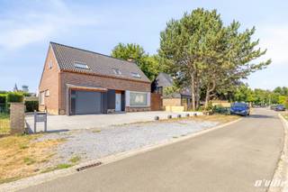 Deze ruime vrijstaande, verzorgde villa is gelegen in het hartje van Steenokkerzeel met alle voorzieningen in het dorp op wandelafstand. Het gelijkvloers werd volledig gerenoveerd bestaande uit ruime inkom met gastentoilet met handwasbakje, woonkamer met open recente volledig ingerichte keuken voorzien van kookeiland met inductiekookplaat, een stoomoven, microgolf-oven, combi oven-stoomoven, afwasmachine. Grote ramen naar de tuin met zonnewering met sensor en rolluiken, een ruime slaapkamer met aansluitend badkamer met douche, lavabomeubel en toilet. Op de eerste verdieping nachthal met grote bergruime, 2de badkamer voorzien van meubel met enkele lavabo, douche en 3de toilet, wasplaats, 2 zeer ruime slaapkamers die eventueel tot 4 slaapkamers met extra bergruimte kunnen worden omgevormd. Alle sanitaire leidingen en elektriciteit werden vernieuwd. Verder beschikt de woning over een garage/wasplaats met sektionale poort met afstandsbedieningen, terras, tuin, een oprit voor 3 wagens en een praktische kelder. Gelegen op wandelafstand van winkels, restaurantjes, de zondagmarkt, scholen en openbaar vervoer, nabij het treinstation en met een vlotte bereikbaarheid van belangrijke invalswegen.