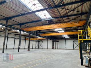 Recent gerenoveerde magazijn van 5.151 m² opslagruimte, aangevuld met 657 m² overdekte buitenruimte onder luifel te huur, fantastisch gelegen met...