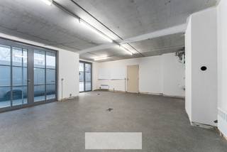 <strong>HANDELS-OF KANTOORRUIMTE OP UITZONDERLIJK COMMERCIËLE LIGGING</strong><br /><br />Bent u benieuwd ? Wacht niet en mail ons op <strong>verkoop@groepthiers.be</strong> of bel <strong>0499/11 77 66</strong> - <strong>056 21 61 61</strong><br /><br />Deze kantoorruimte bevindt zich binnen de ring van Waregem, aan het park Baron Casier.<br /><br />De ruimte is 57,54 m² groot en beschikt over een kelderberging van 18,5 m² (inbegrepen).<br />1 toegangsdeur straatzijde + 1 toegangsdeur aan de zij-ingang gebouw.<br /><br />Perfect voor een verzekeringskantoor, IT'er, nagelstudio, kapperszaak, ...<br /><br />Parkeren kan steeds gratis voor de deur (blauwe zone).<br /><br />Bent u benieuwd? Wacht niet en mail ons op <strong>verkoop@groepthiers.be</strong> of bel <strong>0499/11 77 66</strong> - <strong>056 21 61 61</strong>