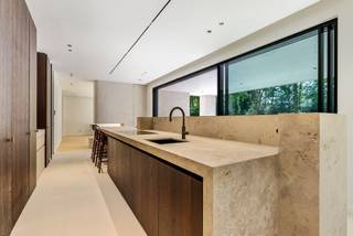 Wonen zonder compromissen — instapklaar, stijlvol en future proofOntdek deze uitzonderlijke nieuwbouwvilla op een absolute toplocatie in Koningshof,...