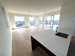 <p>Ontdek dit uitzonderlijk ruime nieuwbouwappartement van maar liefst 122 m² (exclusief terras!) op de tiende verdieping, waar comfort, klasse en een adembenemend vergezicht over de stad samenkomen. ✨<br /> </p>

<p>Vanaf het moment dat u binnenstapt, valt de overvloed aan ruimte en natuurlijk licht meteen op. De lichtrijke leefruimte vloeit naadloos over naar het royale terras, ideaal om de skyline van Roeselare bij zonsondergang te bewonderen. &amp;#127749; De moderne keuken en eigentijdse badkamer zijn afgewerkt met oog voor detail, terwijl twee comfortabele slaapkamers rust en privacy bieden.<br />Zonnescreens in de leefruimte zorgen er mee voor dat de temperatuur onder controle blijft bij warm weer.<br /> </p>

<p>Als nieuwbouw uit 2025 staat dit appartement garant voor energiezuinig en duurzaam wonen: EPC-label A, conforme elektriciteit, een performant ventilatiesysteem en verwarming via het warmtenet. &amp;#127807; Bovendien onmiddellijk beschikbaar.<br /> </p>

<p>Een eigen staanplaats (60 EUR) en een afzonderlijke, afgesloten berging (40 EUR) op niveau -1 zijn verplicht bij te huren. Een tweede staanplaats en bijkomende berging zijn bespreekbaar. &amp;#128663;<br /> </p>

<p>Centraal gelegen in het hart van Roeselare, op wandelafstand van scholen, het stadspark, openbaar vervoer en het treinstation — alles binnen handbereik, in een gegeerde residentie.<br /> </p>

<p>Een zeldzame combinatie van ruimte, comfort en uitzicht.<br /><br /><br />Registreer vandaag nog uw kandidatuur via onderstaande link, daarna kan u uitgenodigd worden voor een bezoek.<br />https://mijnhuurprofiel.be/property/9a84fff2-ec30-4189-b80a-fdca49d75412</p>