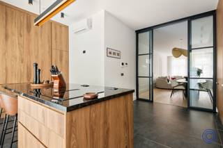 <p><span>Informatie Appartement</span></p><p><span>Welkom in dit uitzonderlijk afgewerkt duplexappartement waar luxe, comfort en design naadloos samenvloeien. Gelegen in een statig herenhuis op een absolute toplocatie aan de prestigieuze Amerikalei, geniet u hier van het beste wat Antwerpen te bieden heeft. Achter de elegante gevel schuilt een verfijnd interieur met hoogwaardige materialen en maatwerk. De lichtrijke leefruimte op warm eiken parket straalt klasse en rust uit en sluit via een stijlvolle stalen schuifdeur aan op de exclusieve leefkeuken. Deze op maat gemaakte keuken in lichte eik is uitgerust met topklasse Siemens toestellen en biedt een perfecte balans tussen esthetiek en functionaliteit. Het souterrain verrast met drie volwaardige slaapkamers, waaronder een royale master suite met maatwerk dressing en zicht op de tuin. De luxueuze badkamer met ligbad voor twee en inloopdouche ademt pure wellness. Buiten geniet u in alle privacy van een charmante stadstuin en terras met west oriëntatie ideaal voor lange, zonnige avonden. Dit energiezuinige appartement (EPC A) is voorzien van vloerverwarming, warmtepomp, zonnepanelen met thuisbatterij en een hoogwaardige afwerking tot in de kleinste details. Een unieke woonbeleving voor wie op zoek is naar stijlvol en zorgeloos wonen op een topligging.</span></p><p><span> </span></p><p><span>Indeling</span></p><p><span>Souterrain</span></p><ul><li><span>Ruime master bedroom (ca. 20 m²) met eigen dressing op maat en zicht op de tuin</span></li><li><span>Nachthal met ingemaakte kasten en stijlvolle houten trap naar het gelijkvloers</span></li><li><span>Slaapkamer 2 (ca. 17 m²) aan de straatzijde, voorzien van geluiddempend glas</span></li><li><span>Royale badkamer met tegelvloer, ligbad voor twee personen en inloopdouche</span></li><li><span>Slaapkamer 3 (ca. 10 m²) met zicht op de tuin</span></li><li><span>Technische ruimte met warmtepomp, omvormer, thuisbatterij (4,8 kWh) en aansluitingen voor wasmachine en droogkast</span></li></ul><p><span> </span></p><p><span>Gelijkvloers</span></p><ul><li><span>Aangename inkomhal met gastentoilet</span></li><li><span>Warme en lichtrijke leefruimte op licht eiken parket, verbonden met de keuken via een elegante stalen schuifdeur</span></li><li><span>Hoogwaardige maatwerk leefkeuken in lichte eik met veel werk- en bergruimte, uitgerust met Siemens toestellen (oven, combi-oven, vaatwasser, koelkast, diepvries en inductiekookplaat met geïntegreerde afzuiging)</span></li><li><span>Privaat terras (ca. 6 m²) met aansluitend een charmante stadstuin (ca. 18 m²), toegankelijk via zowel keuken als slaapkamer</span></li><li><span>West oriëntatie zorgt voor aangename zon inval in de namiddag en avond</span></li></ul><p><span> </span></p><p><span>Extra's</span></p><ul><li><span>Volledig vernieuwbouwproject, grondig gerenoveerd in 2023</span></li><li><span>Energiezuinig: EPC label A</span></li><li><span>Vloerverwarming via warmtepomp</span></li><li><span>6 zonnepanelen met thuisbatterij (5 kWh)</span></li><li><span>Automatische rolluiken (uitgezonderd straatzijde slaapkamer, deze is voorzien van driedubbel geluiddempend glas)</span></li><li><span>Plafondhoogte van ca. 3 meter voor een ruimtelijk gevoel</span></li><li><span>Centrale ventilatie in badkamer, toilet en berging</span></li></ul><p><span> </span></p><p><span>Algemene Informatie</span></p><ul><li><span>Maandelijkse kosten: geschat op 30 euro/maand (onderhoud en verbruik van de gemeenschappelijke delen, verzekering, enz.)</span></li><li><span>Individuele meters voor elektriciteit en water</span></li><li><span>Geen aansluiting voor gas</span></li></ul><p><span> </span></p><ul><li><span>EPC: label A</span></li><li><span>Elektrische keuring: conform AREI</span></li><li><span>Asbestattest: in aanvraag</span></li></ul><p><span> </span></p><ul><li><span>Aandeel koper in de kostprijs van de basisakte: 1.150 euro incl. btw</span></li></ul><p><span> </span></p><p><span>Gebouw</span></p><ul><li><span>Karaktervol herenhuis met 3 appartementen</span></li><li><span>Lopende regularisatie van het gebouw (aankoop onder opschortende voorwaarde tot het bekomen van deze regularisatie). Er werd een vergunning afgeleverd voor 3 appartementen en een studio</span></li><li><span>Betonnen vloer tussen gelijkvloers en souterrain, overige verdiepingen met houten structuur voorzien van geluiddempende isolatie</span></li><li><span>Centraal rookdetectiesysteem aanwezig</span></li><li><span>Videofoon aanwezig</span></li><li><span>Geen lift</span></li></ul><p><span> </span></p><p><span>Ligging</span></p><ul><li><span>Gelegen op een absolute toplocatie op de Amerikalei, op wandelafstand van het Zuid met zijn bruisende horeca, winkels en musea. Vlotte verbinding naar de Antwerpse ring</span></li><li><span>MOBISCORE: 9,6/10 – ideaal voor wie comfortabel en stedelijk wil wonen</span></li></ul><p><span> </span></p><p><span>*De informatie in deze prospect is ter informatieve titel: de kandidaat-kopers moeten hun eigen zaak maken van het verkrijgen, controleren en interpreteren van deze informatie.</span></p><p><span> </span></p><p><span> </span></p>