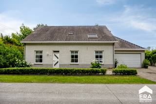 <p><strong>Rust, ruimte en natuur op een toplocatie!</strong></p>

<p>Bent u op zoek naar een woning waar u elke dag kunt genieten van rust, privacy en een prachtig vrij uitzicht? Dan is deze goed onderhouden woning met drie slaapkamers absoluut een bezoek waard.</p>

<p>Gelegen op een ruim perceel van <strong>11a 83ca</strong>, bevindt deze woning zich op een unieke locatie met slechts enkele woningen in de straat. Rondom geniet u van uitgestrekte weilanden, groene vergezichten en volwassen bomen, waardoor u zich midden in de natuur waant zonder in te boeten aan bereikbaarheid.</p>

<p><strong>Troeven:</strong></p>

<ul><li>Unieke en rustige ligging omgeven door weilanden en groen</li><li>Perceel van 11a 83ca</li><li>Vrij uitzicht aan meerdere zijden</li><li>Goed onderhouden woning</li><li>3 slaapkamers</li><li>Ideaal voor wie houdt van rust, ruimte en natuur</li><li>Asbestveilig</li><li>Geen renovatieverplichting</li><li>Gelijkvloers bewoonbaar</li></ul>

<p>Een woning zoals deze komt zelden op de markt. Ontdek zelf de charme en het unieke karakter tijdens een bezoek!<br /><br />Indeling: zie bijlage. </p>