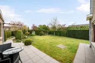 - Rustige ligging in Dadizele-centrum: Millesteenstraat 7- Kloeke halfopen woning op een perceel van 662 m²- Ruime, lichtrijke leefruimte met open...