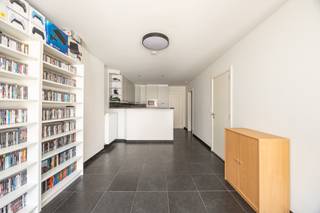 <p><span>Bent u op zoek naar een energiezuinig en instapklaar gelijkvloers appartement? Dan is dit pand ideaal als eigen woonst of een interessante investeringsmogelijkheid.</span></p>
<p><span>De aangename leefruimte van 39 m² sluit perfect aan op de open keuken, wat zorgt voor een ruim en open gevoel. Verder beschikt het appartement over één comfortabele slaapkamer, een mooie badkamer met douche en ligbad, een apart gastentoilet en een handige berging met voorzieningen voor wasmachine en droogkast.</span></p>
<p><span>Een grote troef van dit appartement is de buitenruimte. U geniet van een overdekt terras en een gezellige privatieve tuin van 36 m², waar u in alle rust en privacy kan ontspannen.</span></p>
<p><span>Daarnaast beschikt u in de kelderverdieping over een ruime en praktische privatieve kelderberging.</span></p>
<p><span>Achter de tuin bevindt zich bovendien een autostaanplaats voor één wagen. Dankzij de gunstige EPC-score B woont u hier bovendien zeer energiezuinig.</span></p>
<p><span>Het appartement is momenteel verhuurd, uitstekend onderhouden en volledig instapklaar.</span></p>
<span><strong>BIJZONDERHEDEN<br /></strong>Lift aanwezig</span><br /><span>Dubbele beglazing in aluminium schrijnwerk. Parlofoon. Ingebouwde spots. Aardgas CV ‘Buderus’.</span><br /><span>De bewoonbare oppervlakte is gebaseerd op de bruikbare vloeroppervlakte, vermeld in het EPC.</span><br /><br /><span><strong>POSITIEVE ASPECTEN</strong></span><br /><span>Gunstig EPC</span><br /><span>Autostaanplaats</span><br /><span>Nabij winkels, scholen en openbaar vervoer</span>