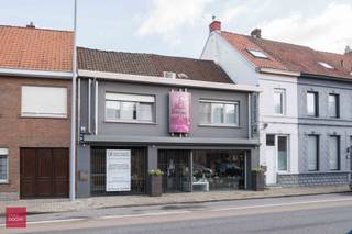 Verzorgde eigendom met een handelsruimte (+/- 350m²) bestaande uit winkelruimte, atelier, berging, bureel, wintertuin-orangerie en een serre. De woonst heeft een living, keuken, 3 slaapkamers, badkamer, kelder en zolder. Er is een lift aanwezig. Mooi perceel grond van 25a09ca met tuin, tuinhuis, zwembad (met warmtepomp), poolhouse, berging en dubbele carport. Toegangsweg achteraan. Boorputwater. Tal van mogelijkheden!