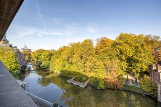 <p><span>Studio met uitzicht op de Kruidtuin in Mechelen</span></p><p><span> </span></p><p><span>Op zoek naar een interessante investering of een leuke studio op een toplocatie in Mechelen? Deze studio van 36 m²,  gelegen op de derde verdieping van een appartementsgebouw op het Raghenoplein, biedt tal van mogelijkheden. Alle voorzieningen zoals winkels, scholen en openbaar vervoer bevinden zich op wandelafstand van deze studio. Het station Mechelen Centraal is slechts enkele minuten wandelen van de voordeur. Voor wie met de wagen op stap gaat, zorgt de Tangent voor een uitstekende verbinding met de E19 Antwerpen/Brussel.</span></p><p><span> </span></p><p><span>De studio beschikt over een open woon- en slaapruimte, keuken en een afgesloten badkamer. De keuken werd in 2023 volledig vernieuwd, inclusief de splinter nieuwe toestellen. Het zicht op de Kruidtuin is een onklopbaar en uitzonderlijk groen uitzicht, midden in de stad. Dankzij de centrale ligging en de nabijheid van de Thomas More hogeschool en het station is deze studio uitermate geschikt als investering. In de ondergrondse verdieping zijn er twee kelderbergingen en twee staanplaatsen die mee dienen te worden aangekocht. Een buitenkans op een locatie als deze, waar opbergruimte en parkeerplaatsen enorm gegeerd zijn.</span></p><p><span> </span></p><p><span> </span></p><p><span>Indeling:</span></p><p><span>-Studio met woonruimte, keuken en badkamer.</span></p><p><span>-Twee staanplaatsen</span></p><p><span>-Twee kelderbergingen </span></p><p><span> </span></p><p><span>Troeven:</span></p><p><span>-Toplocatie</span></p><p><span>-Interessant voor investeerders</span></p><p><span>-Mogelijkheid tot aankoop twee staanplaatsen</span></p><p><span> </span></p><p><span>Ben jij geïnteresseerd in deze studio met twee staanplaatsen te koop in Mechelen, ben je op zoek naar ander vastgoed, een investering of wens je de waarde van jouw eigendom te kennen? Dan ben je bij BOLT immo aan het juiste adres! Wij helpen jou graag verder.</span><span> </span></p>
