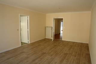 Situé dans un quartier calme, cet appartement spacieux offre une vie confortable dans un emplacement de choix. Avec une superficie de 130m², vous aurez tout l'espace nécessaire pour profiter de vos activités quotidiennes. Le salon, d'une superficie de 32 m², offre un espace de vie agréable et lumineux. La cuisine dispose d'une grande pièce de rangement, qui offre un espace de stockage supplémentaire et une grande praticité.<br />L'appartement comprend deux belles grandes chambres, dont l'une dispose d'une terrasse ensoleillée de 7m² à l'arrière du bâtiment. Vous pourrez y profiter de moments de calme et du coucher de soleil. La salle de bains a été rénovée et équipée d'une douche à l'italienne, ce qui lui confère un aspect moderne. Il y a également des toilettes séparées et un hall d'entrée spacieux.<br />L'appartement est également doté d'équipements pratiques, tels qu'un vidéophone pour plus de sécurité, un nouvel ascenseur dans le bâtiment pour un accès confortable aux étages, et le toit répond aux normes d'isolation, ce qui en fait un logement économe en énergie. L'appartement est libre à partir du 1er juillet, ce qui vous permettra d'emménager rapidement dans votre nouveau logement.<br />L'emplacement de l'appartement est excellent, à seulement 25 mètres du quai de pêche et à 150 mètres de la gare, ce qui garantit un transport facile et rapide. L'avance pour les frais généraux est de 50 € par mois, et l'avance pour l'eau froide, l'eau chaude et le chauffage s'élève à 80 € par mois.<br />Cet appartement prêt à être emménagé vous offre un logement confortable et moderne dans un endroit calme, avec toutes les commodités à portée de main. Contactez-nous pour planifier une visite et découvrir les possibilités de ce bel appartement !