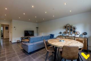 Rustig gelegen appartement met staanplaats in centrum Geel. <br /><br />Via de inkomhal met apart gastentoilet komen we terecht in een ruime open leefruimte met aansluitend de volledig uitgeruste keuken (inbouw koffieapparaat, afwasmachine, ...) en een berging. De ramen van de leefruimte zijn voorzien van screens. Tevens is er een praktische badkamer die uitgerust is met een ligbad, douche en een lavabomeubel. Twee ruime slaapkamers met rolluiken. <br /><br />Op het zuidgericht terras heeft u een zicht op het binnenplein.<br /><br />De ondergrondse autostaanplaats en berging zijn inbegrepen in de prijs en voorzien u van het nodige comfort! <br /><br />Gelegen op wandelafstand van alle winkels, scholen en openbaar vervoer.<br /><br />Bijzonderheden: <br />- EPC A: 83 kWh/m² <br />- Domotica<br />- Vliegenramen <br /><br />Wil je graag eens komen kijken? Maak uw afspraak via 014 58 02 08.