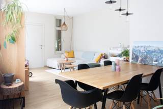 Lichtrijke hoekwoning met 3 slaapkamers in Ledeberg<br /><br />GEEN IMMO<br /><br />Bezoekdagen 11 en 12 juli<br /><br />Deze lichtrijke, karaktervolle hoekwoning is instapklaar en gelegen op een uitstekende locatie in Ledeberg, dichtbij winkels, parken, openbaar vervoer en invalswegen.<br /><br />Indeling: je komt de woning binnen via een praktische inkom. De woonkamer biedt veel licht door de twee grote ramen, beide voorzien van rolluiken. Langs de keuken kom je in de garage, die handig dienst doet als wasruimte en (fietsen)berging. Hier is ook een gastentoilet aanwezig.<br />Op de eerste verdieping bevinden zich twee ruime slaapkamers, met rolluiken en vliegenramen, en een volledig gerenoveerde badkamer met inloopdouche.<br />Op de tweede verdieping is er een ruime zolder met mezzanine en extra douchecabine en lavabo, die kan doorgaan als slaapkamer, hobbykamer of bureau, met voldoende bergruimte. Het gezellige dakterras is bereikbaar via de garage en de tweede slaapkamer.<br /><br />De woning werd de voorbije 5 jaar grondig opgefrist. Met een EPC-label B geniet je van een energiezuinige woning: het dak werd vernieuwd in november 2024 en ook de kamers op het eerste verdiep werden extra geïsoleerd. In 2020 werd er een nieuwe hoogrendement condensatieketel geplaatst.<br /><br />Troeven op een rij:<br />• Lichtrijke hoekwoning<br />• 3 slaapkamers<br />• Gerenoveerd interieur<br />• Vernieuwd dak (november 2024)<br />• Energiezuinig met EPC B<br />• Gezellig dakterras<br />• Inpandige fietsgarage<br />• Rolluiken op alle grote ramen<br />• Vliegenramen en -deur op het eerste verdiep<br />• Nabij Park de Vijvers en jaagpad Schelde<br />• Vlotte verbinding OV via tramlijnen 1 en 3<br />• Uitstekende Mobiscore: 9,2/10<br /><br />Vraagprijs: € 425.000<br /><br />Interesse? Stuur ons een mailtje voor meer info jozefvervaene67@hotmail.com.<br /><br />Bezoekdagen zaterdag 11 en zondag 12 juli.<br /><br />GEEN IMMO !<br /><br />Hopelijk tot binnenkort,<br /><br />Jente & Esther
