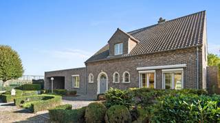 BREE - Charmante villa met grote aanbouw en stalgebouw op 2ha5 (tot 6ha5 mogelijk)<br /><br />Op de grens met Gruitrode (Oudsbergen) treffen we in een heel landelijk en rustige omgeving deze charmante villa aan.<br /><br />De eigendom is te koop op 2ha5 maar kan tevens ook aanpalend weiland tot 6ha5 waardoor een straatbreedte van maar liefst 440meter.<br /><br />Vooraan zijn er 2 praktische overdekte staanplaatsen die toegang geven tot een aanbouw waarbij langs de voor -en achter zijde een dubbele garage waartussen opslagruimtes.<br />Deze aanbouw (145m²) zou ook zeker geschikt zijn voor het inrichten van een praktijk.<br /><br />De woning zelf heeft een (bew. opp. 261m²) werd gebouwd in 1992 en voorzien van degelijke materialen. Ze omvat een zeer ruime inkomhall met apart toilet, toegang tot een bureel of extra slaapkamer, badkamer, een zeer ruime lichtrijke leefruimte met open haard dewelke net zoals de keuken wijds zicht heeft op de achterliggende weilanden.<br />De eerste verdieping omvat 3 ruime slaapkamers, een dressing en een 2e ruime badkamer.<br /><br />Ook op het terras en in de tuin is het genieten van de rust en het mooie open zicht op eigen weilanden.<br /><br />De woning kan een EPC attest voorleggen (C, 264kWh) waardoor geen renovatieverplichting alsook een conforme elektriciteitskeuring.<br /><br />De eigendom is volledig omheind en voorzien van een poort die met oprijlaan die toegang geeft tot het stalgebouw (24mx9m75). Deze omvat 8 paardenstallen waaronder 1 merrie/veulen box waarnaast nog verschillende opslagplaatsen en een wasplaats. Via een vaste trap is er tevens ook een zeer ruime zolderverdieping.<br /><br />De weilanden zijn netjes onderverdeeld en voorzien van verschillende schuilstallen. Ook is er een opslagplaats (15mx5m50) aanwezig voor tractor en hooi.<br />Naast de woning ligt een gedraineerde buitenpiste voorzien van verlichting.<br /><br />Wil u genieten van rust en privacy nabij de ruiter en fietspaden en dit toch op amper 3km van het centrum van Bree en nabij wedstrijdaccommodaties? <br /><br />Ontdek de vele troeven van deze degelijk gebouwde, steeds goed onderhouden eigendom en plan een bezoek in ! Contacteer ons op 053/60.65.66