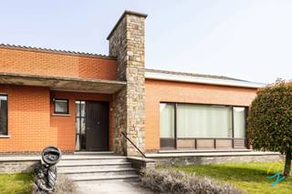 À VENDRE À HAALTERTDécouvrez cette agréable maison. Le salon lumineux constitue le cœur de la maison et offre un espace de vie chaleureux baigné de...