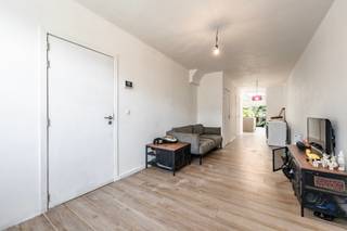 <p>Op zoek naar een ruime gezinswoning met karakter, mogelijkheden én een centrale ligging in Mechelen? Dan is deze vernieuwde woning zeker het ontdekken waard. De woning is gelegen aan de stadsrand, in een <strong>sterk opkomende en gegeerde buurt in de omgeving van de Raghenosite</strong>. Dankzij de ligging nabij het station, de Tangent en het centrum van Mechelen vormt deze woning een uitstekende uitvalsbasis voor gezinnen, pendelaars en wie graag dicht bij alles woont.</p><p>De woning werd in 2024 grondig verbouwd en beschikt onder meer over een <strong>nieuwe aanbouw, vernieuwde keuken en badkamer</strong>. Er zijn nog enkele afwerkingswerken te voorzien, waardoor u de woning verder volledig naar eigen smaak kunt afwerken. Een ideale opportuniteit voor wie graag zelf de handen uit de mouwen steekt.</p><p>Op het gelijkvloers beschikt de woning over een inkomhal, een gezellige leefruimte en een ruime <strong>open leefkeuken met zicht op de tuin</strong>. Centraal bevindt zich de badkamer, uitgerust met een bad, douche en lavabo. Daarnaast is er een afzonderlijk toilet en een praktische kelder aanwezig.</p><p>Op de eerste verdieping bevinden zich <strong>twee slaapkamers</strong>. De tweede verdieping biedt opnieuw twee slaapkamers. Onder het dak bevindt zich bovendien een ruime kamer die perfect kan worden ingericht als <strong>master bedroom of vijfde slaapkamer</strong>. Er is tevens een bijkomende doucheruimte voorzien, die momenteel nog verder dient te worden afgewerkt.</p><p>Ook de buitenruimte biedt nog heel wat mogelijkheden. De tuin kan verder worden aangelegd en ook het terras vraagt nog de nodige afwerking. Hierdoor kunt u hier een aangename buitenruimte creëren die volledig aansluit bij uw eigen wensen.<br /></p><p>De woning bevindt zich in een <strong>opkomende stadsomgeving</strong>, vlak bij de ontwikkeling van de <strong>Raghenosite</strong>. Deze voormalige industriële site evolueert tot een nieuwe, levendige stadswijk met wonen, werken, ontspanning en voorzieningen. De omgeving kent hierdoor een sterke stedelijke dynamiek en biedt een interessante combinatie van bereikbaarheid en toekomstgerichte stadsontwikkeling.</p><p>Bovendien woont u hier <strong>op wandelafstand van het station van Mechelen</strong>, ideaal voor wie dagelijks richting Brussel of Antwerpen pendelt. Via de <strong>Tangent</strong> geniet u eveneens van een vlotte verbinding met de belangrijkste invalswegen en omliggende gemeenten.</p><p>En toch bevindt u zich op een <strong>boogscheut van het bruisende centrum van Mechelen</strong>, met zijn gezellige winkelstraten, restaurants, cafés, scholen, cultuur en talrijke voorzieningen.<br /></p><p><strong>Kortom: een ruime woning met 5 mogelijke slaapkamers, reeds belangrijke renovaties uitgevoerd en nog volop mogelijkheden om verder naar eigen smaak af te werken, gelegen op een bijzonder interessante locatie nabij de Raghenosite, het station en het centrum van Mechelen.</strong></p><p><strong>Richtprijs: € 335.000</strong></p>