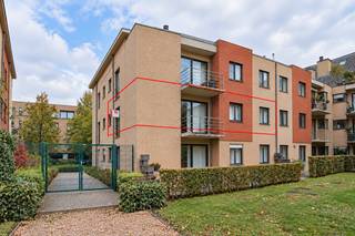 Dit gezellig, energiezuinig appartement bevindt zich op een top locatie in het centrum van Melsele, vlakbij de Boerenpoort.<br /><br />Met de lift bereik je het appartement op de 1ste verdieping. De inkomhal beschikt over een praktische vestiaire en biedt toegang tot de 2 slaapkamers, de badkamer met bad/douchecombinatie en het apart toilet.<br /><br />Aan het einde van de hal bevindt zich de ruime leefruimte met aansluitend de open keuken. Naast de keuken is er nog een praktische wasberging. Aansluitend aan de leefruimte bevindt zich het zonnig terras, waar je geniet van een aangenaam groen uitzicht.<br /><br />Een zeer ruime ondergrondse garage is inbegrepen in de prijs. Daarnaast is er nog een ruime fietsenstalling en beschik je over toegang tot de private, afgesloten parking op het terrein en de grote gemeenschappelijke tuin.<br /><br />Een ruim en energiezuinig appartement met garage op een uitstekende ligging! Het appartement is ook ideaal als investering!<br /><br />Wij leiden je graag rond.