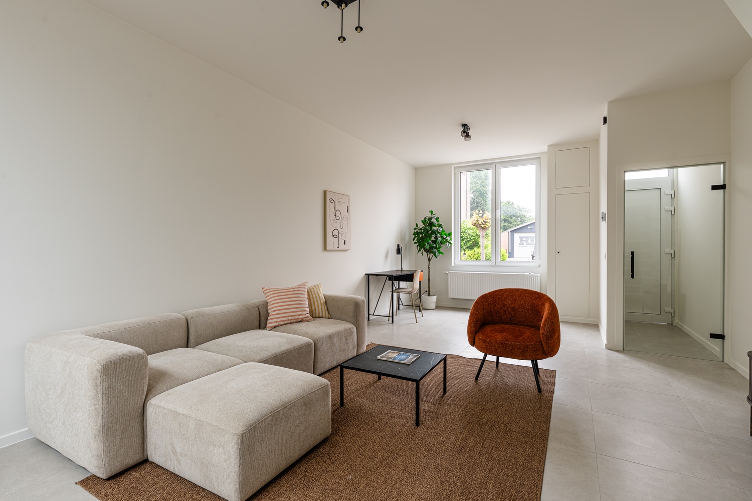 Stijlvol gerenoveerde woning met tuin en parkeerplaats - foto 4