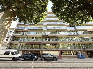 Op een mooie en rustige ligging aan de Coupure bevindt zich dit ruime 2-slaapkamerappartement met twee terrassen en zicht op het water. Het appartement is gelegen op de derde verdieping en heeft een bewoonbare oppervlakte van ca. 97 m².<br /><br />Het appartement bestaat uit een inkomhal met vestiaire en gastentoilet, een ruime en lichtrijke leefruimte met aansluitend terras, een keuken, nachthal met ingemaakte kast, twee slaapkamers, een badkamer en een tweede ruim terras aan de achterzijde. De twee terrassen hebben samen een oppervlakte van ca. 17 m².<br /><br />Dankzij de ligging aan de Coupure geniet het appartement van een aangename woonomgeving vlak bij het centrum van Gent. Winkels, restaurants en openbaar vervoer bevinden zich in de onmiddellijke omgeving.<br /><br />Daarnaast beschikt het appartement over een private kelderberging.
<ul>
<li>EPC: 117 kWh/m²/jaar</li>
<li>Bewoonbare oppervlakte: ca. 97 m²</li>
<li>Terrassen: ca. 17 m²</li>
<li>Bouwjaar: 1976</li>
<li>Richtprijs appartement: € 350.000</li>
<li>Richtprijs garagebox: € 50.000</li>
</ul>
Een ruim appartement met twee terrassen en garagebox op een gegeerde locatie aan het water, op wandel- en fietsafstand van het centrum van Gent.<br /><br />Bezoek mogelijk via Arcade Vastgoed - 0473 68 22 47.