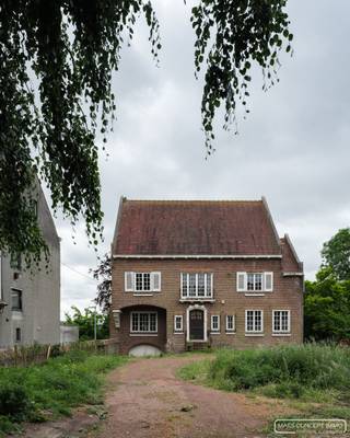 TE RENOVEREN VERBORGEN PAREL IN KASTERIn het charmante hart van Kaster, verscholen achter de bomen in de idyllische gekasseide dorpsstraat waar de...