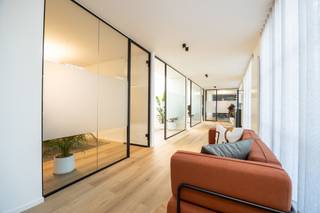 <p><strong>Individuele werkplekken met dienstenpakket</strong><br /><br />Deze instapklare kantoorruimte met bijhorend dienstenpakket is ideaal gelegen aan de Ring van Turnhout. Ze biedt plaats aan 16 tot 24 kantoormedewerkers en is opgedeeld in vier ruime aparte burelen, een volledig uitgeruste vergaderruimte voor maximaal 10 personen én een stijlvolle ontvangstruimte/wachtkamer van maar liefst 50 m² – perfect om bezoekers professioneel te verwelkomen.</p>
<p>De kantoorruimte is flexibel beschikbaar: u kan kiezen voor de volledige oppervlakte, een afzonderlijke bureelruimte (elk geschikt voor 4 tot 6 personen), of zelfs een individuele werkplek – afhankelijk van uw noden.<br /><br /></p>
<strong>Inbegrepen dienstenpakket</strong><br />Bij de huur van een werkplek of kantoorruimte zijn volgende voorzieningen inbegrepen:<br /><br />- Verwarming en elektriciteit<br />- Stabiele internetverbinding via wifi<br />- Gebruik van een printer (fair use)<br />- Wekelijkse schoonmaakdienst<br />- Gemeenschappelijke vergaderzaal (in overleg met andere huurders)<br />- Bij afname volledige bureauruimte: 1 vaste parkeerplaats<br />- Roerende voorheffing<br />- Brandverzekering<br /><br /><strong>Maandelijkse huurprijzen<br /></strong><br />Individuele vaste werkplek<br />- € 250 + btw<br />- In een gedeelde kantoorruimte<br /><br />Aparte bureelruimte (4 tot 6 personen)<br />- € 900 + btw<br />- Afsluitbaar voor extra privacy<br />- Mogelijkheid om het bedrijfslogo aan te brengen op de deur<br />- Inclusief 1 parkeerplaats met naambordje<br /><br />Volledige kantoorruimte (4 burelen)<br />- € 3.600 + btw<br />- In zijn geheel of per bureelruimte afsluitbaar<br />- Mogelijkheid tot bedrijfslogo op elke deur<br />- Inclusief 4 parkeerplaatsen met naambordjes<br /><br /><strong>Optioneel</strong><br /><br />Gevelpaneel aan de voorzijde van het gebouw (ca. 2 meter breed): <br />- € 75/maand + btw<br />- Plaatsing en productie op kosten van de huurder en enkel per bureelruimte<br /><br /><strong>Extra faciliteiten</strong><br /><br />- In bureelruimte 4 (de grootste ruimte) is een aansluiting voorzien voor een koffiezetapparaat (geen leidingwater aanwezig)<br />- Een gemeenschappelijke kitchenette is beschikbaar op het gelijkvloers, samen met het aanpalende bedrijf<br />- Gemeenschappelijke toiletten bevinden zich eveneens op het gelijkvloers<br /><br />De kantoorruimtes zijn volledig instapklaar en onmiddellijk beschikbaar.<br />Er wordt een overeenkomst opgemaakt voor de 'terbeschikkingsstelling van kantoren met bijkomende dienstverlening' op korte termijn met een opzegperiode van 3 maanden.