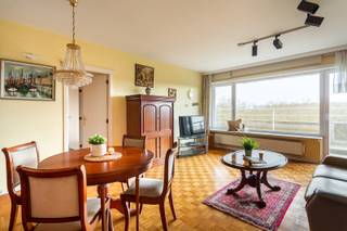 Dit appartement (84m²) is gelegen op de 7de verdieping van een zeer verzorgd en residentieel gebouw aan de overzijde van het Sint-Annabos! Groene omgeving met het Sint-Annastrand en zijn gezellige restaurants op een boogscheut! Winkels, openbaar vervoer, Velostation Antwerpen alsook scholen zijn in de onmiddellijke omgeving! <br /> <br />De leefruimte is afgewerkt met een parketvloer en geniet dankzij de grote ramen van veel lichtinval. Via de eetkamer en keuken kan je het ruime terras bereiken aan de voorzijde van het gebouw. De keuken sluit functioneel aan op de leefruimte en is voorzien van een tegelvloer.<br /><br />Verder zijn er twee slaapkamers, waarvan er 1 toegang geeft tot het terras.<br /><br />De badkamer is uitgerust met een ligbad met douche en lavabo.<br /><br />Als extra is er een private dubbele kelderberging en een autostaanplaats met aansluitend een grote berging die aan te kopen zijn aan 35.000€.<br /> <br />Wg, Vg, Gvkr, Gmo, Gvv <br />Epc: 164 kWh/m²<br />P &amp; G-score: B