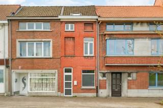 <p>Découvrez cette maison prête à emménager avec 3 chambres et jardin, idéalement située à proximité du centre de Renaix et du Parc communal.<br /><br />Disposition :<br /><br />Rez-de-chaussée<br />Séjour, hall, cuisine, salle de bain et espace de rangement.<br /><br />1er étage<br />Hall de nuit avec WC et une grande chambre.<br /><br />2e étage<br />Deux chambres.<br /><br />Extérieur<br />Un grand jardin profond.<br /><br />Les atouts de cette maison :<br /><br />- Situation centrale<br />- Toitures rénovées<br />- Chauffage central au gaz<br />- Double vitrage partout<br /><br />La maison est actuellement louée, ce qui en fait également une opportunité intéressante pour un investisseur à la recherche d’un bon rendement.<br /><br />Vous souhaitez visiter ce bien ? Contactez-moi : Caroline@immobeguin.be</p>