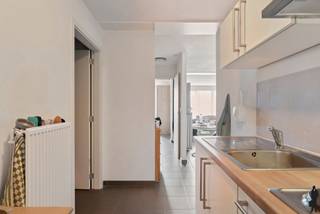 <p><strong>Huurprijs: 650 EUR per maand<br />+ 60 EUR per maand voor de autostaanplaats en berging<br />+ 90 EUR per maand provisie voor de gemeenschappelijke kosten<br />Kosten plaatsbeschrijving zijn 50/50 te betalen door huurder en verhuurder<br />Huurwaarborg = 3 maanden huur<br />Beschikbaar: in onderling overleg<br /><br /></strong><strong>BEZOEK AANVRAGEN EN KANDIDAAT STELLEN VIA ONZE WEBSITE: www.deboerenpartners.be</strong><br />Indien u een bezoek wenst aan te vragen aan dit eigendom te huur, dan kan dit enkel via het aanvraagformulier op onze website. U zoekt het betreffende eigendom onder ons 'aanbod te huur', en klikt daarna bovenaan op 'bezoek inplannen'.<br />Daarna doorloopt u alle stappen en vult u de gevraagde gegevens in. Wij behandelen uw aanvraag binnen de 2 werkdagen en contacteren u daarna. Omwille van het grote aantal aanvragen, worden verzoeken via Immoweb, Immoscoop of Spotto niet behandeld.<br /><br /><span>Beschrijving van het appartement:<br /></span><span>U betreedt het appartement via de inkomhal, die toegang biedt tot de ruime en lichtrijke leefruimte. Vanuit de leefruimte heeft u rechtstreeks toegang tot het terras.<br /><br /></span><span>De keuken is uitgerust met een elektrisch kookvuur, dampkap, koelkast en voldoende opbergruimte. Aansluitend bevindt zich een praktische berging met aansluiting voor een wasmachine en droogkast.<br /></span><span>De badkamer beschikt over een toilet, badkamermeubel met spiegel en een bad met douchecombinatie. Daarnaast beschikt het appartement over één ruime slaapkamer.<br /><br /></span><span>Tot slot beschikt het appartement over een privatieve autostaanplaats en een afzonderlijke berging.<br /><br /></span><span>Bijzonderheden:</span><br />- Centrum Mol, nabij winkels, openbaar vervoer en andere voorzieningen <br />- Autostaanplaats <br />- Lift aanwezig<br />- Gusitg EPC-score van 147<span>Kwh</span> (Energielabel B)</p>