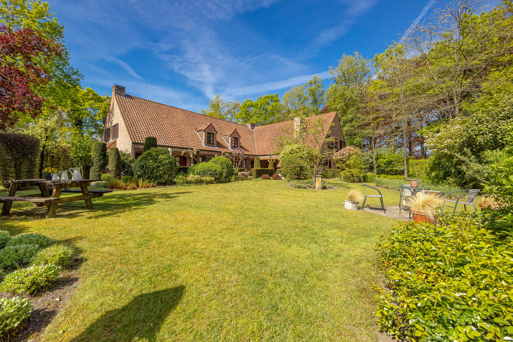 Charmante villa op hoekperceel van 2.295 m² met prachtige tuin - foto 1