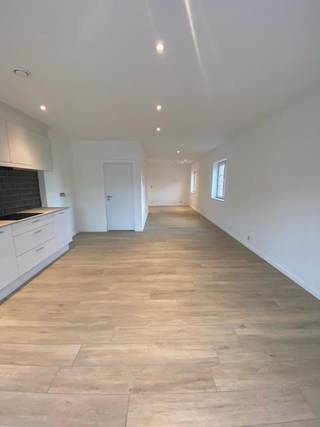 Ligging:<br />Het appartement is gelegen te Mol Sluis.<br />Nabij het centrum van Mol waardoor alle faciliteiten (winkels, openbaar vervoer en scholen) zich op korte afstand bevinden.<br /><br />Beschrijving:<br />Gelijkvloers:<br />•Carport met berging<br /><br />Eerste verdieping:<br />•Inkomhal <br />•Toilet met handenwasser <br />•Woonkamer<br />•Volledig ingerichte, open keuken<br />•Berging<br />•Terras<br /><br />Tweede verdieping:<br />•Trap naar verdieping<br />•2 slaapkamers<br />•Een geïnstalleerde badkamer met toilet en aansluiting wasmachine<br /><br />Extra:<br />- Beschikbaar vanaf 01/02/2027<br />- Huurprijs 790 euro/maand + 50 euro/maand gemeenschappelijke kosten<br />- Voor de verwarmingskosten wordt er een forfaitair bedrag gevraagd van 60 euro per maand<br /><br />- Er is vloerverwarming (incl. vloerkoeling) aanwezig<br />- Het appartement is voorzien van een ventilatiesysteem D<br />- Het appartement heeft eigen zonnepanelen<br /><br />Uitsluitend via onze website www.vastengoed.be kan u een bezichtiging inplannen op de vooropgestelde bezoekmomenten. Voor andere vragen kan u het kantoor bereiken op het nummer 014/72.73.74.