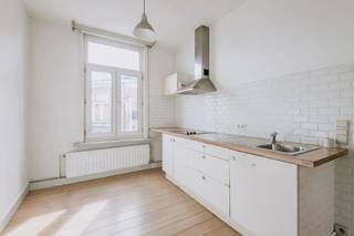 <p><span>Te renoveren woning op gegeerde locatie</span></p><p><span> </span></p><p><span>OMGEVING</span></p><p><span>Gelegen in de gegeerde Sint-Hubertusstraat te Berchem bevindt zich deze karaktervolle woning met bijzonder veel potentieel. De straat staat bekend om haar charmante gevels en aangename woonomgeving, op een steenworp van winkels, scholen, openbaar vervoer en belangrijke invalswegen. Hier geniet u van een rustige woonstraat met tegelijk alle stedelijke voorzieningen binnen handbereik. Een top ligging voor wie comfortabel en centraal wil wonen in een levendige maar residentiële buurt.</span></p><p><span> </span></p><p><span>INDELING</span></p><p><span>De woning is momenteel opgedeeld in drie studio's, maar dient teruggebracht te worden naar haar oorspronkelijke bestemming als eengezinswoning. Dankzij de ruime structuur en de aanwezigheid van drie volwaardige verdiepingen, aangevuld met een souterrain, biedt dit pand een uitzonderlijke basis voor een prachtige renovatie.</span></p><p><span> </span></p><p><span>Na renovatie kan hier een royale gezinswoning ontstaan met tal van mogelijkheden qua indeling: lichtrijke leefruimtes, meerdere slaapkamers en badkamers en een comfortabele indeling. De authentieke structuur vormt de ideale canvas voor wie een woning volledig naar eigen smaak en noden wil creëren.</span></p><p><span> </span></p><p><span>BIJZONDERHEDEN</span></p><p><span>- Te renoveren woning met enorm potentieel</span></p><p><span>- Top locatie</span></p><p><span>- Elektriciteit conform</span></p><p><span>- Dak in goede staat en reeds geïsoleerd </span></p><p><span> </span></p>