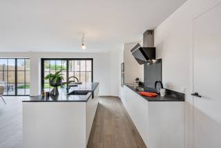 Cette maison à faible consommation d'énergie est construite selon des règles de construction strictes :Panneaux solaires, pompe à chaleur, double...