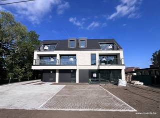 Appartement gelegen op de eerste verdieping bestaande uit: inkomhal met toilet, ingerichte badkamer met inloopdouche, woonkamer - salon met keuken en aanpalende terras.<br /><br />Vloerverwarming met warmtepomp en zonnepanelen.<br /><br />Gemeenschappelijke fietsenstalling en tuin.<br /><br />Mogelijkheid tot huren van een extra staanplaats (25€).<br /><br />Beschikbaar vanaf 1 november 2026