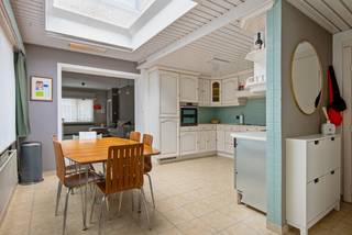 Gunstig gelegen woning aan de Oever, tussen de Kleistraat en de Reetsesteenweg. Dit huis is rustig gelegen en tevens makkelijk bereikbaar op slechts enkele minuten rijden van de opritten van zowel A12 als E19. Grote troef van deze woning is de zongerichte, mooie en brede achtertuin met landelijk uitzicht achteraan! Er is tevens ruim parkeergelegenheid voor 3 wagens achter elkaar op de oprit en in de eigen inpandige, ruime garage, voorzien van aansluiting wasmachine en droogkast. <br /><br /> Dit eigendom werd gebouwd in 1951. Het werd steeds zeer goed onderhouden: geïsoleerd & volledig vernieuwd schuin dak in 2020, recente nieuwe CV op aardgas in 2025,.... Mits moderniseringen (keuken, badkamer,..) wordt dit eigendom helemaal instapklaar!<br />De indeling is als volgende:<br /><br /><em><strong>GLVL: </strong></em>een inkomhall, woonkamer, een klassiek ingerichte keuken met lichtkoepel, een apart toilet en een klassiek ingerichte badkamer<br /><em><strong>1e VERDIEP: </strong></em>een nachthall en 3 slaapkamers<br /><strong><em>2e VERDIEP: </em></strong>zolderruimte die afgewerkt kan worden tot een extra slaapkamer<br /><br />📞 Contacteer ons vandaag nog voor een afspraak via info@leximmo.be of 03/459.99.99.<br /><br />