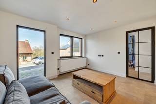 <p>Voor meer info of een bezoek, bel 054 69 39 36 - Gelegen in een rustige straat bevindt zich deze <strong>recent gerenoveerde woning met bijgebouw en zonnige tuin</strong>, waar comfort, ruimte en een uitstekende ligging hand in hand gaan. Deze <strong>instapklare woning met gunstig EPC</strong> werd vernieuwd met oog voor lichtinval, warmte en hedendaags wooncomfort. De <strong>lichtrijke leefruimte met open keuken</strong> vormt het hart van de woning en sluit naadloos aan op het <strong>vernieuwde terras en de onderhoudsvriendelijke tuin</strong>. Het <strong>bijgebouw</strong> biedt tal van mogelijkheden en kan perfect dienen als hobbyruimte, bureau of atelier. Binnen beschikt de woning over <strong>drie volwaardige slaapkamers</strong>, waarvan één momenteel ingericht is als dressing, en een <strong>moderne badkamer</strong> die zorgt voor een praktische en doordachte indeling. De <strong>zolderverdieping</strong> biedt bovendien potentieel voor het creëren van <strong>twee extra kamers</strong>, ideaal voor een groeiend gezin of wie van thuis uit werkt. De ligging is een absolute troef: in een rustige omgeving en toch <strong>op fietsafstand van het centrum van Zottegem</strong>, met winkels, scholen, openbaar vervoer en het station in de nabijheid. Bovendien geniet u van een <strong>vlotte verbinding naar de Vlaamse Ardennen</strong>, perfect voor wie houdt van natuur en ontspanning. (Maatregelen opgenomen in het maatregelenregister: nee)</p>