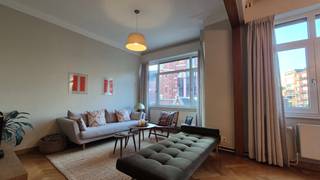 Dit ruime en lichtrijke appartement van ca. 118 m² bevindt zich op de tweede verdieping van een karaktervol en uitstekend onderhouden gebouw...