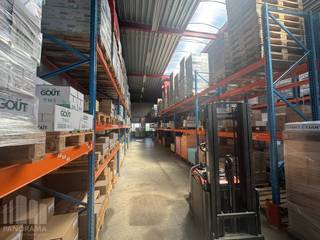 Découvrez cette unité PME idéalement située, composée de 325 m² d'entrepôt et de 95 m² de bureaux entièrement aménagés. Située au sein du Brixton Business Park, dans la zone PME de Zaventem, elle bénéficie d'un emplacement stratégique, à seulement 3 minutes de la Chaussée de Louvain (N2) et de l'entrée/sortie 21 Sterrebeek de l'E40.<br /><br />L'entrepôt est aménagé de manière fonctionnelle et équipé d'une porte sectionnelle, d'un lanterneau avec exutoire de fumée et d'un sol en béton poli (polybéton), ce qui le rend parfaitement adapté aux activités de stockage, de logistique ou de production légère.<br /><br />Les bureaux attenants sont entièrement prêts à l'emploi et disposent notamment d'une kitchenette, du chauffage, de l'éclairage et d'un environnement de travail agréable.<br /><br />Grâce à sa situation centrale et à son excellente connexion avec l'E40, le Ring de Bruxelles et Brussels Airport, cette unité constitue une implantation idéale pour les entreprises à la recherche d'un site alliant accessibilité et fonctionnalité.<br />Disponible immédiatement !<br /><br />Contactez PANORAMA B2B pour plus d'informations ou pour organiser une visite sans engagement au 0477 30 40 05.