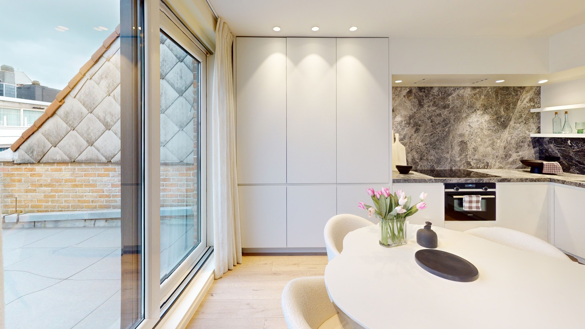 Appartement penthouse entièrement rénové situé au cinquième étage de la Leopoldlaan à Knokke-Heist. - photo 4