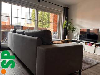 Mooi appartement (eerste verdieping) centraal doch rustig gelegen, vlakbij het centrum van Mol.<br /><br />Het appartement heeft de volgende indeling: lichtrijke woonkamer (tegels; 27m²) met open geïnstalleerde keuken (elektrisch kookvuur, dampkap, spoelbak - tegels; 5m²). Vanuit de woonkamer is er toegang tot het gezellig terras (tegels; 9m²). De berging grenst aan de keuken. Verder beschikt het appartement over een ingerichte badkamer (douche, enkele lavabo, aansluiting voor de wasmachine - tegels; 4m²), apart toilet en één slaapkamer (tegels; 12,5m²).<br /><br />Bij het appartement hoort ook een ruime carport! <br /><br />- EPC = 89 kWh/m²<br />- CV = Aardgas<br />- €45 algemene onkosten<br /><br />Voor bijkomende inlichtingen of een bezoek ter plaatse kan u steeds vrijblijvend contact opnemen met Immo S|P op het nummer 014/59.10.20. of via info@immosp.be.
