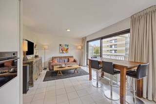 Bent u op zoek naar een instapklaar duplexappartement op een centrale locatie in Laken? Ontdek dit goed onderhouden appartement aan de Forumlaan in Laken (1020 Brussel), vlakbij de grens met Strombeek en de De Wandstraat. Dit appartement combineert een groene omgeving met een ongeëvenaarde mobiliteit. U woont hier vlakbij alle dagelijkse voorzieningen:- Supermarkten, lokale handelaars en scholen- Directe verbindingen via openbaar vervoer (tram, bus) naar het Centrum van Brussel- Snelle toegang tot de belangrijkste invalswegen: Ring, A12 en E40De duplex is zeer goed onderhouden en biedt een slimme, functionele indeling over twee niveaus.Eerste verdieping:- inkomhal en apart toilet- Lichtrijke leefruimte en recent geïnstalleerde open keuken die toegang geeft tot het gezellige terrasTweede verdieping: - Nachthal- Moderne badkamer- Twee comfortabele slaapkamers met terrasVerder beschikt u over een handige privatieve kelderberging.Troeven: - Centrale, doch rustige locatie- Keuken en badkamer zijn recent vernieuwd- Zeer goed onderhoudenGemeenschappelijke lasten: De provisie voor verwarming, koud en warm water zit vervat in de gemeenschappelijke lasten.Optionele parkeermogelijkheid: Een gesloten garage in het naastgelegen gebouw kan optioneel aangekocht worden voor € 25.000.Mis deze unieke kans niet om te wonen op deze strategische locatie. Interesse in deze goed onderhouden duplex in de Forumlaan? Neem snel contact op voor meer informatie of een bezoek!