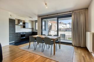 Ontdek dit stijlvol afgewerkte appartement in het hart van de Dansaertwijk, met uitzicht op de binnentuin. Gelegen in een rustige straat,...