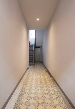 <p>Op een gunstige locatie in Sint-Agatha-Berchem bevindt zich dit gebouw met twee afzonderlijke woongelegenheden. Het gelijkvloers omvat een appartement met één slaapkamer en terras. Op de eerste en tweede verdieping bevindt zich een ruime duplex met drie slaapkamers.</p><p></p><p>Via de inkom komt u in het gelijkvloers appartement, dat bestaat uit een leefruimte met open, ingerichte keuken. Aansluitend bevindt zich de badkamer, gevolgd door de slaapkamer. Vanuit de leefruimte is er toegang tot het terras, dat aansluit op de woonruimte en zorgt voor een aangename buitenruimte.</p><p></p><p>De duplex is verdeeld over de eerste en tweede verdieping. Via de inkomhal komt u in de leefruimte met open, ingerichte keuken. De leefruimte biedt plaats voor een zithoek en eethoek en vormt samen met de keuken de centrale leefruimte van de duplex. Op deze verdieping bevindt zich eveneens de badkamer, uitgerust met een dubbele wastafel en douche. Er is hier ook een aansluiting voor een wasmachine voorzien.</p><p></p><p>De tweede verdieping omvat drie ruime slaapkamers. Dankzij de indeling over twee verdiepingen is er een duidelijke scheiding tussen de leefruimtes en het slaapgedeelte.</p><p></p><p>De duplex is momenteel verhuurd en beschikt hierdoor over een bestaande huuropbrengst. De twee afzonderlijke woongelegenheden bieden verschillende mogelijkheden, zoals een combinatie van eigen bewoning en verhuur of het aanhouden van beide entiteiten als investering.</p><p></p><p><strong>EPC gelijkvloers: 617 kWh/m²/jaar – label G</strong><br /><strong>EPC duplex: 304 kWh/m²/jaar – label F</strong></p>